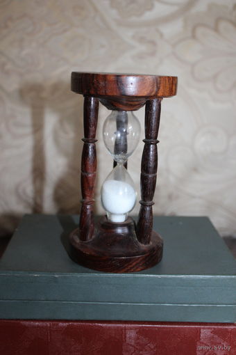 Песочные часы в деревянном корпусе, высота 13 см., на 9 минут.