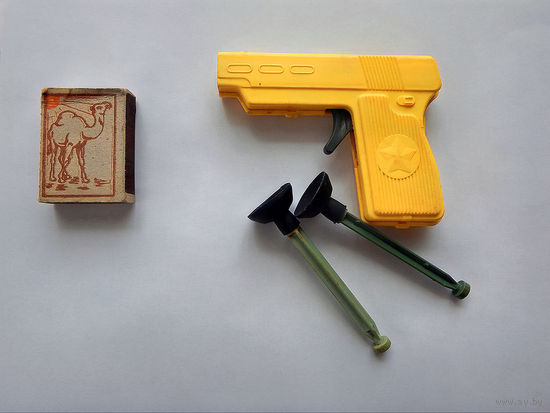 Пистолет на присосках, жёлтый, СССР.