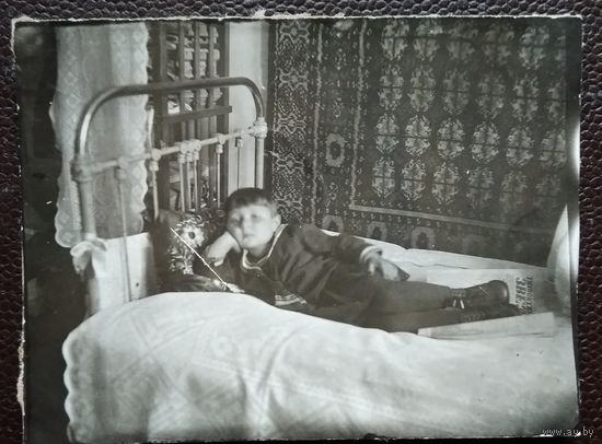 Фото девочки на кровати. 1930-40-е. 9х12 см