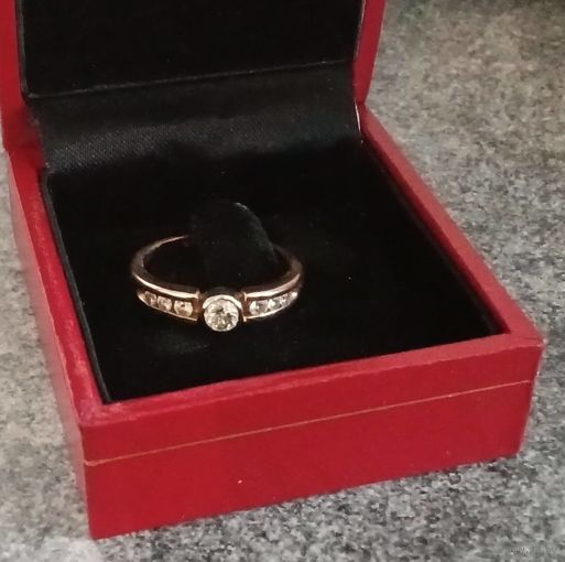 Роскошное золотое кольцо с семью бриллиантами
