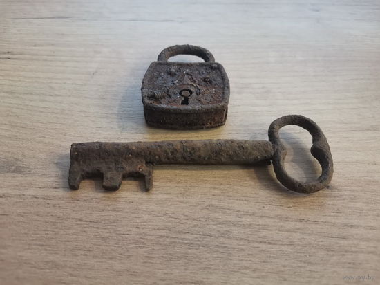 Большой старинный ключ + замок.