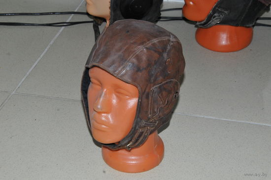 В музей  сохране советский планерный  шлем  из  натур.кожи  середины  30-х.Утеплённый.для полётов  на  планерах  и учебных  самолётах УТ-2,так  наз. "спарках"