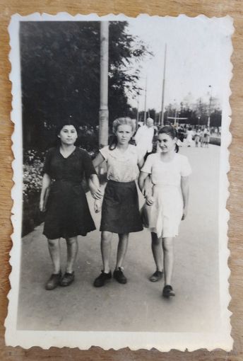 Фото трех девушек на прогулке. 1949 г. 5.5х8.5 см