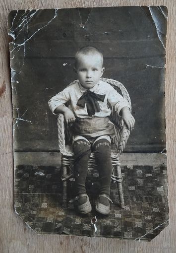 Фото мальчика в плетеном кресле. 1930-е. 9.5х14 см.