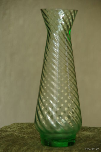 Ваза из СССР  зеленое стекло   25 см   ЦЕЛАЯ