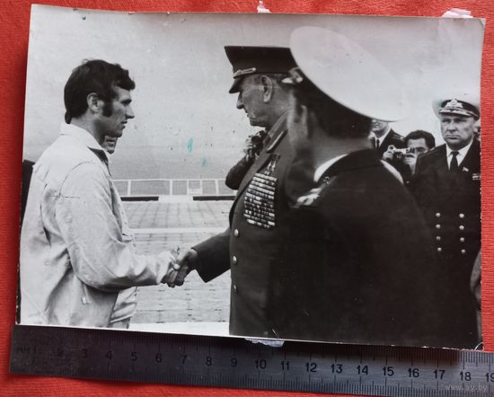 РЕДКОЕ фото министра обороны СССР маршала Гречко на крейсере Киев 1975г поздравляет летчика испытателя Кононенко
