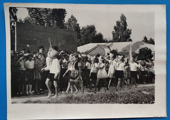 Фото на празднике в пионерском лагере. 1960-е. 13х18 см