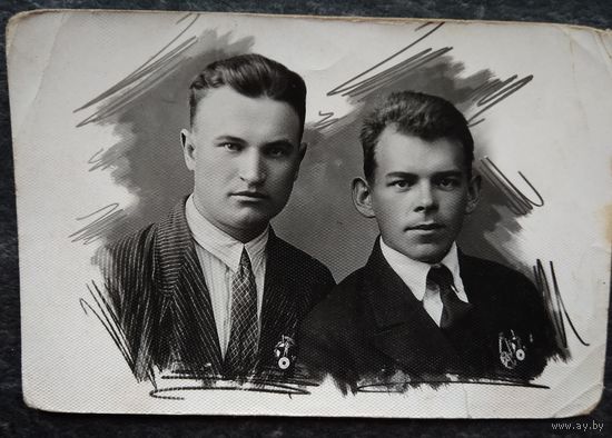 Фото юношей со знаками ОСОАВИАХИМа. Июнь 1935 г. 9х14 см.