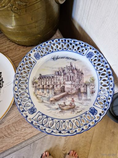 Красивая тарелка прорезной фарфор. Замок(шато) Chenonceau. Франция.