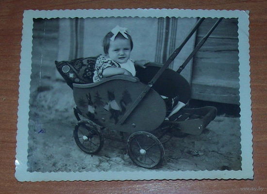 Старое фото "ребенок в коляске"