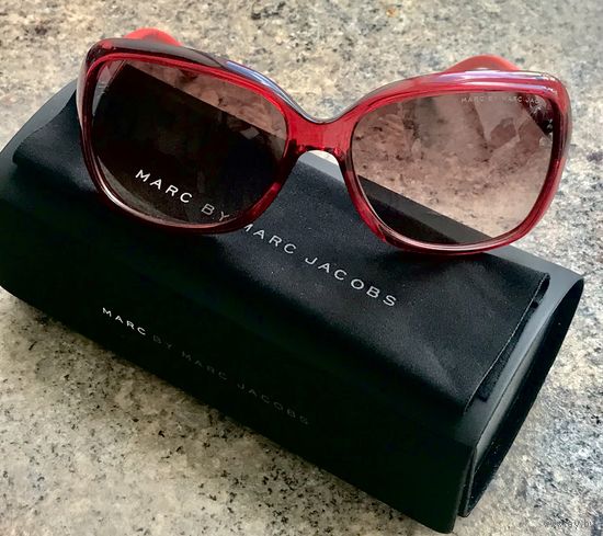 Солнцезащитные очки Marc by Marc Jacobs.