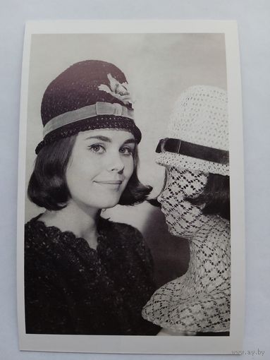 Шляпки. Модель с вязаными шляпками работы Жака Десанжа, Париж, 1964