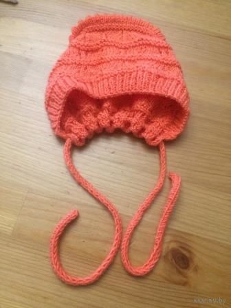 Очаровательная шапочка на новорожденную малышку. Насыщенно-оранжевого цвета. ОГ регулируется сборкой сзади. Ручная вязка. Состояние новой. Очень милая и красивая.