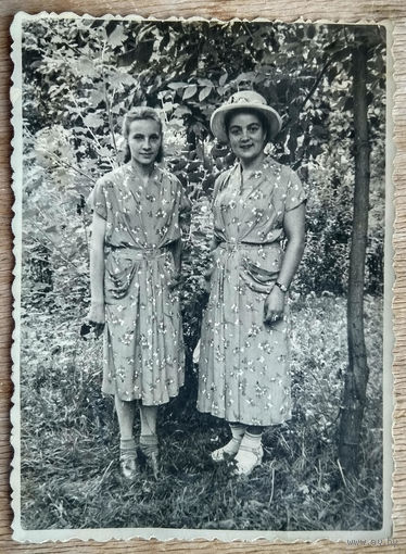 Фото женщин в парке. 1950-е г. 8х11 см