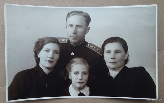 Фото капитана с семьей. 1950-е. 8х13 см.