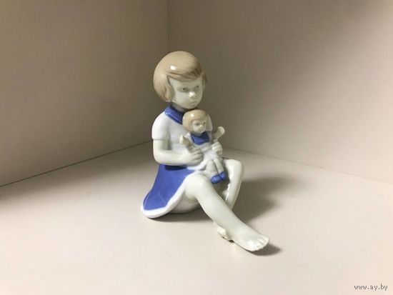 Фарфоровая статуэтка "Девочка с куклой" Графенталь 50-60гг. ГДР