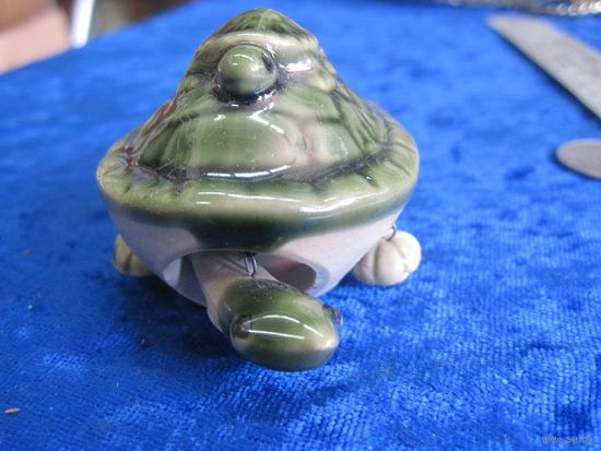Черепаха с черепашкой. Керамика, 3,5*7*5 см.