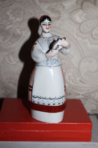 Фарфоровая статуэтка "Девушка с куманцом", времён СССР, высота 18 см., 1-й сорт.