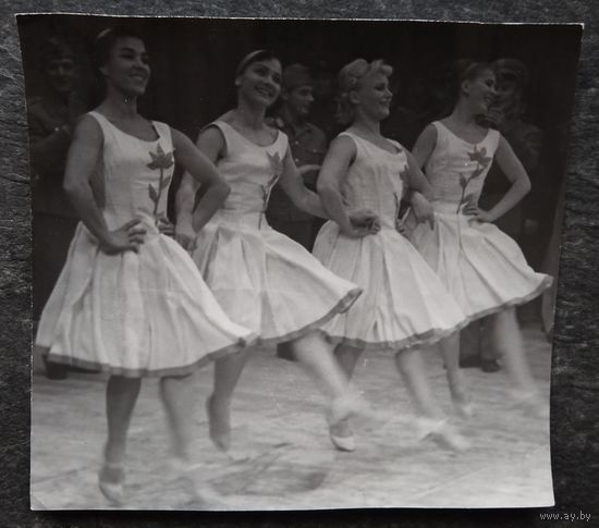 Художественное фото "Танец". Автор Ушаков В. 1970-е. 14.5х16 см.