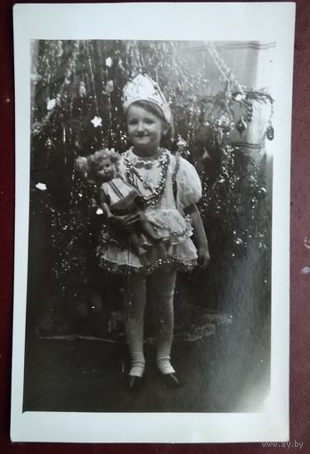 Фото. Девочка-снегурочка с куклой. 1972 г. 9х14 см