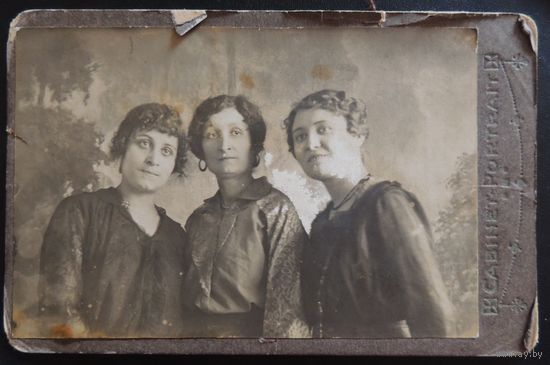 Кабинет-портрет "Фото сестер", до 1917 г.