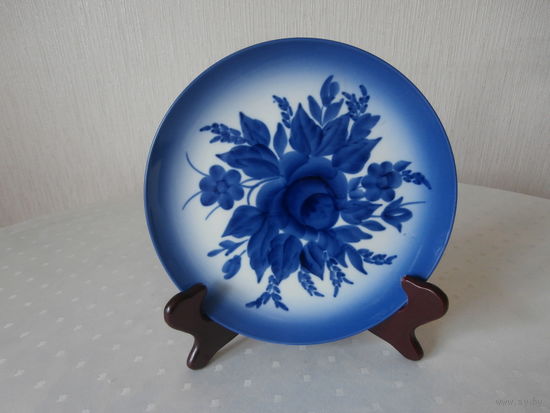 Тарелка настенная фарфоровая Синие цветы Германия диаметр 19.5 см.