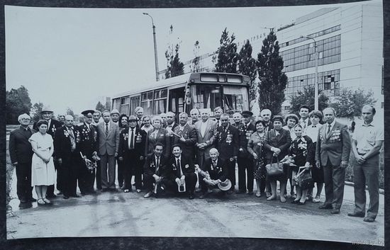 Фото на встрече группы ветеранов. 1980-90-е. 14.5х23 см.