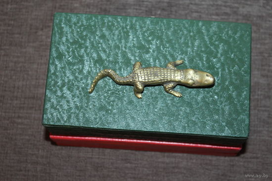 Латунная фигурка "Крокодил", небольшого размера, длина 10 см.