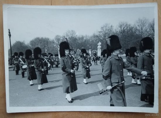 Фото парада Королевской гвардии. Лондон 1960-е. 13х18 см.