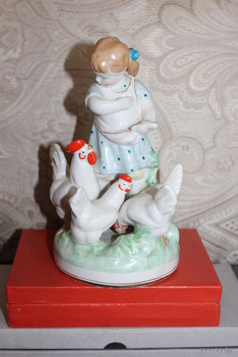 Фарфоровая статуэтка "Девочка кормит кур", МФФЗ, высота 19 см.