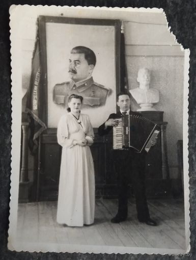 Фото из СССР. Музыкальный дуэт на фоне вождя. 1951 г. 8.5х11.5 см