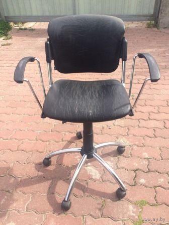 Кресло пневмо, рабочий механизм, кресло б/у, состояние на фото. Необходимо скрутить, поменять обивку и будет отличный стул.