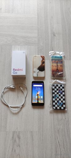 Телефон Xiaomi Redmi Go.