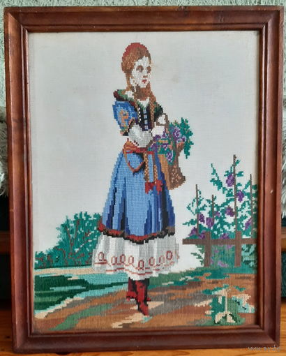 Картина вышитая старая Девушка с цветами