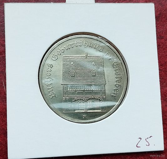 Германия - ГДР 5 марок, 1983 Родной дом Мартина Лютера в Эйслебене. Монета в холдере!