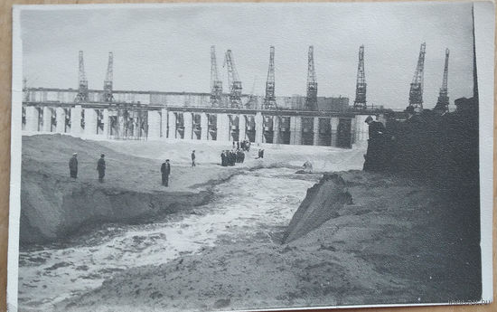 Фото из СССР. На строительстве Сталинградской ГЭС. 1950-е. 9х14 см.