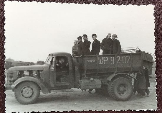 Фото на самосвале. Студенты БПИ на "картошке" Начало 1960-х. 7.5х10.5 см