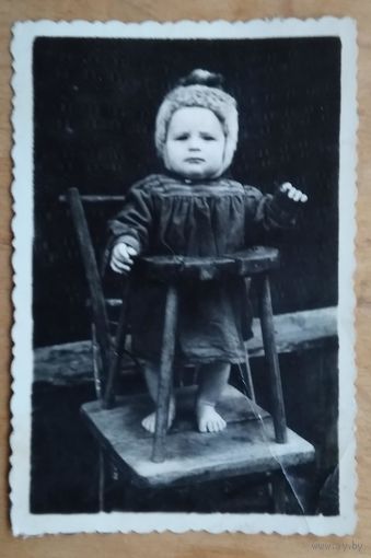 Фото ребенка на стульчике для кормления. 1950-е. 6х8.5 см.