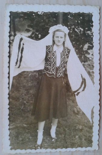 Фото девушки в национальной одежде. 1950-е г. 5.5х8.5 см.