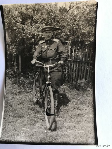 Фото военный с велосипедом