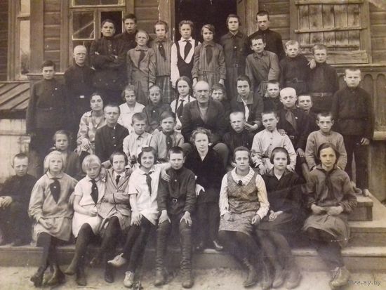 Большое фото белорусских школьников с детской подписью 1930 год