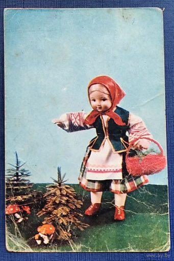 Аскинази Е. По грибы. Беларусский национальный костюм. 1967 г. Подписана.