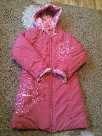 Пальто зима на рост 134 см. Красивый розовый цвет, с небольшим перламутром, невороятно мягкая и приятная на ощупь. Красивая вышивка на пальто, стильная модель. Длина 79 см, ПОгруди 46 см, длина рукава