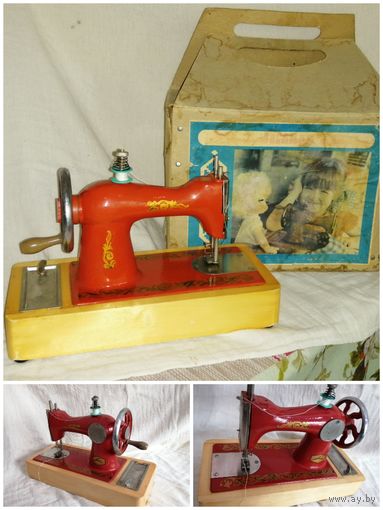 Детская игрушечная  швейная машинка в чемоданчике. Примерно начало 80-тых годов. СССР.