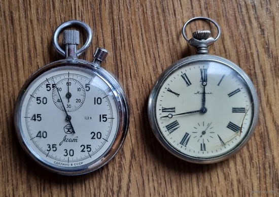 Старые часы и секундомер . На ресраврацию.