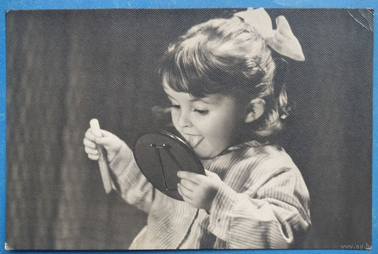 Гончуков И. Модница. Девочка с зеркалом. Фотооткрытка. 1964 г. Чистая