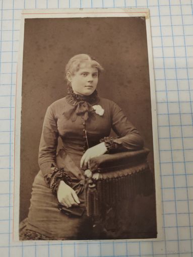Фотография девушки конец 19-ого начало 20-ого века, визит портрет