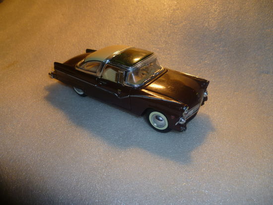 Модель авто FORD Crown Victoria 1955. масштаб 1:34