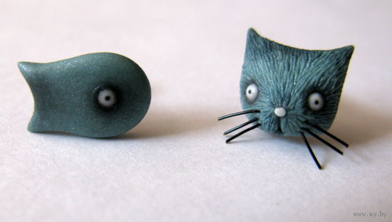 Котик и рыбка. Маленькие серьги-гвоздики (мед.сплав)