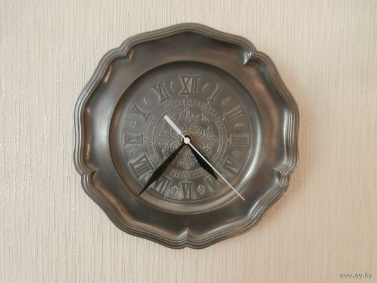 Часы настенные кварцевые олово / оловянные клеймо Германия диаметр 23.5 см.